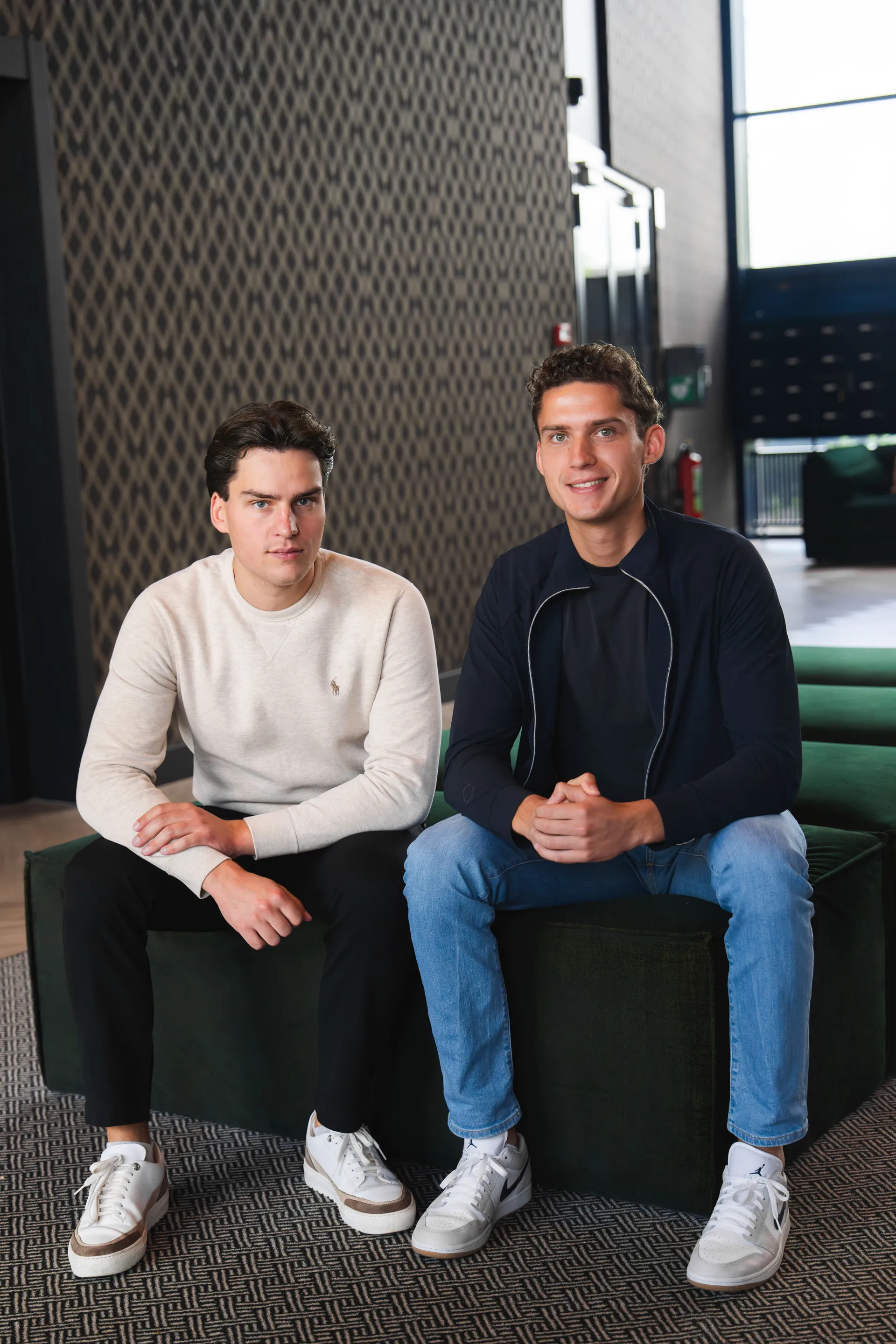 Thomas en Jonas samen op een bank