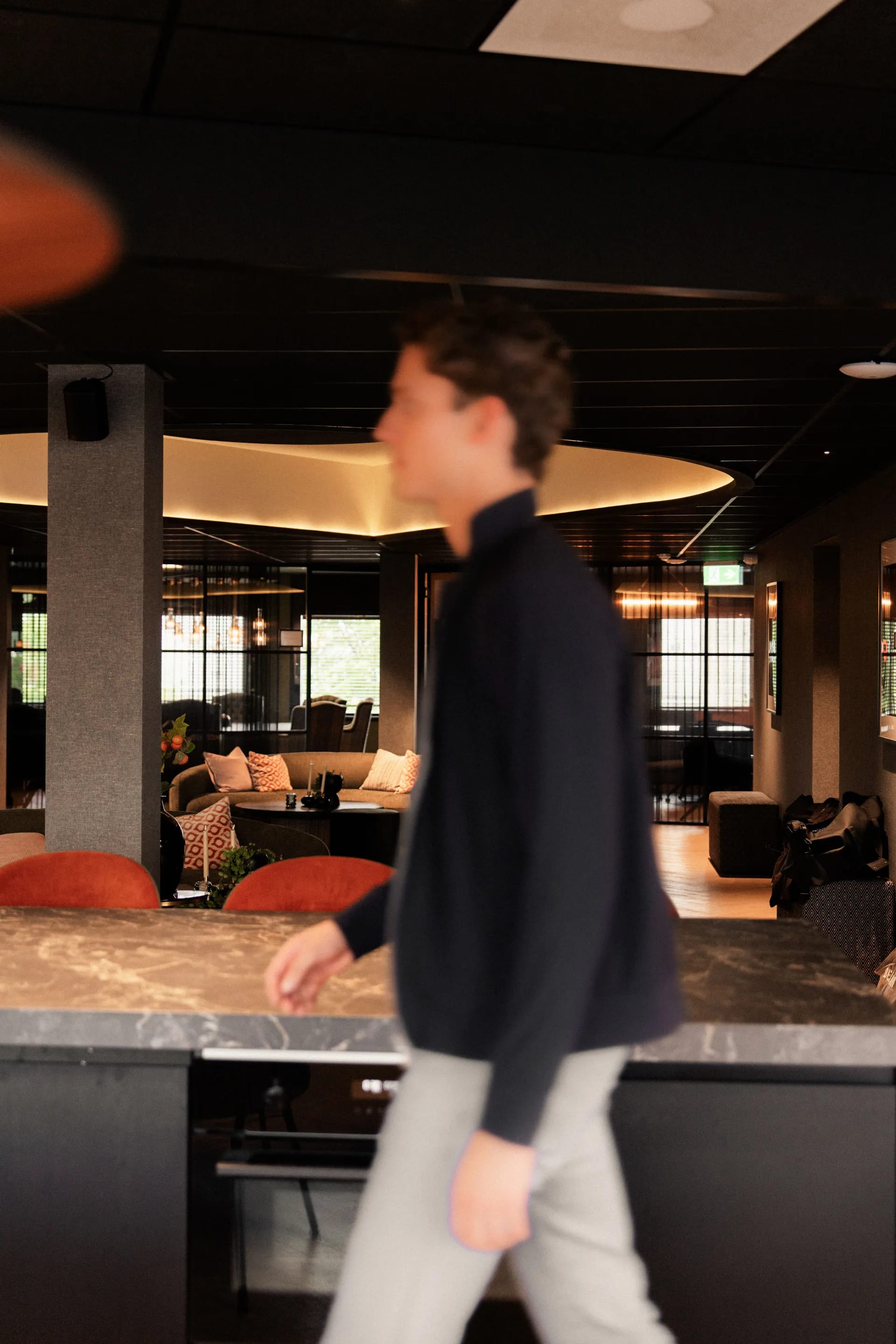 Jonas loopt in beweging door het kantoor