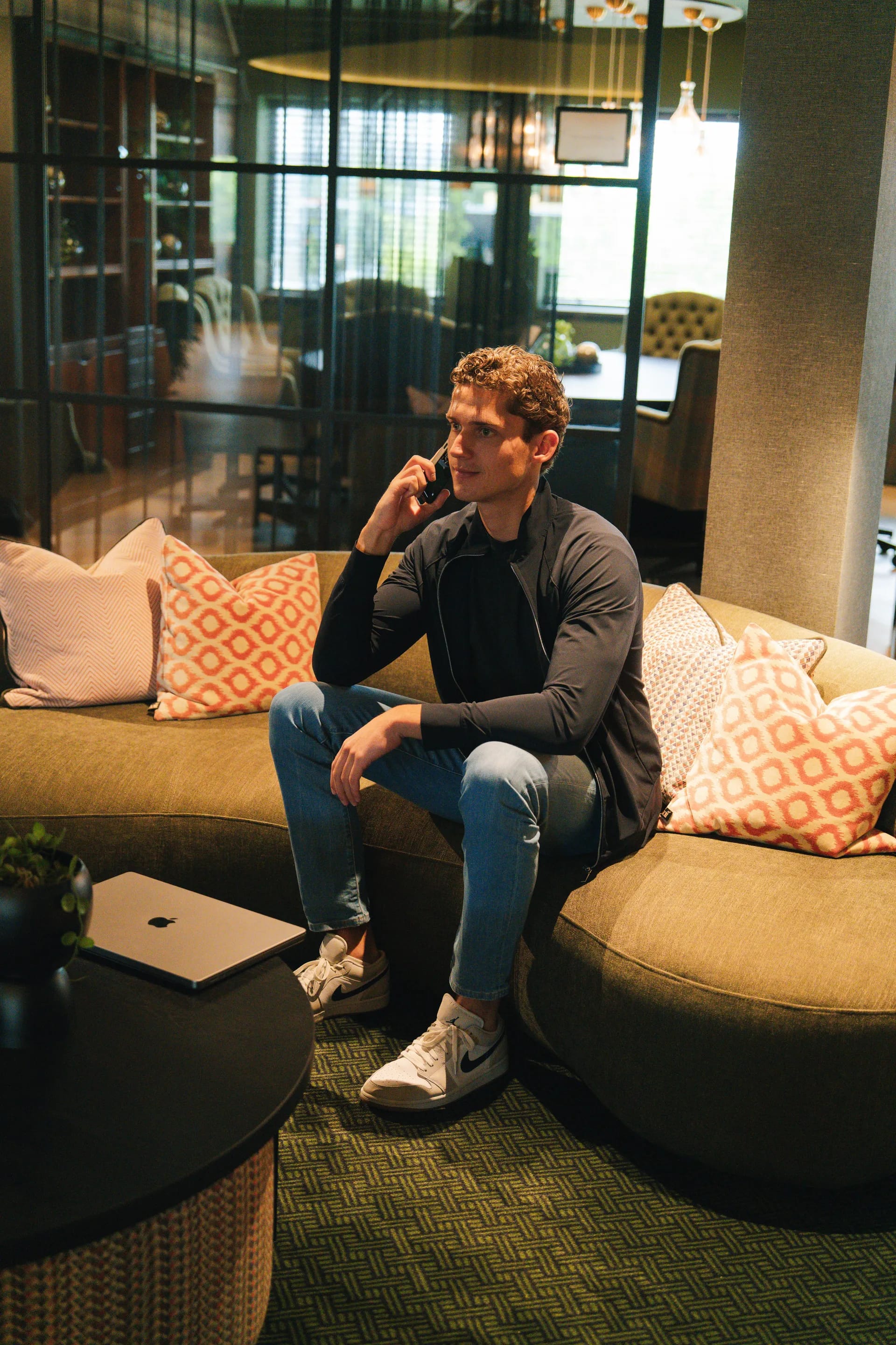 Jonas belt vanaf de bank in de loungehoek